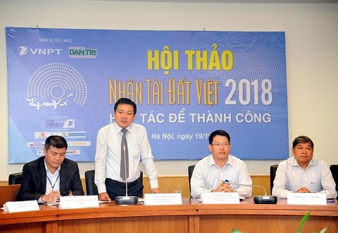 Phó tổng giám đốc Tập đoàn VNPT Huỳnh Quang Liêm phát biểu tại hội thảo.